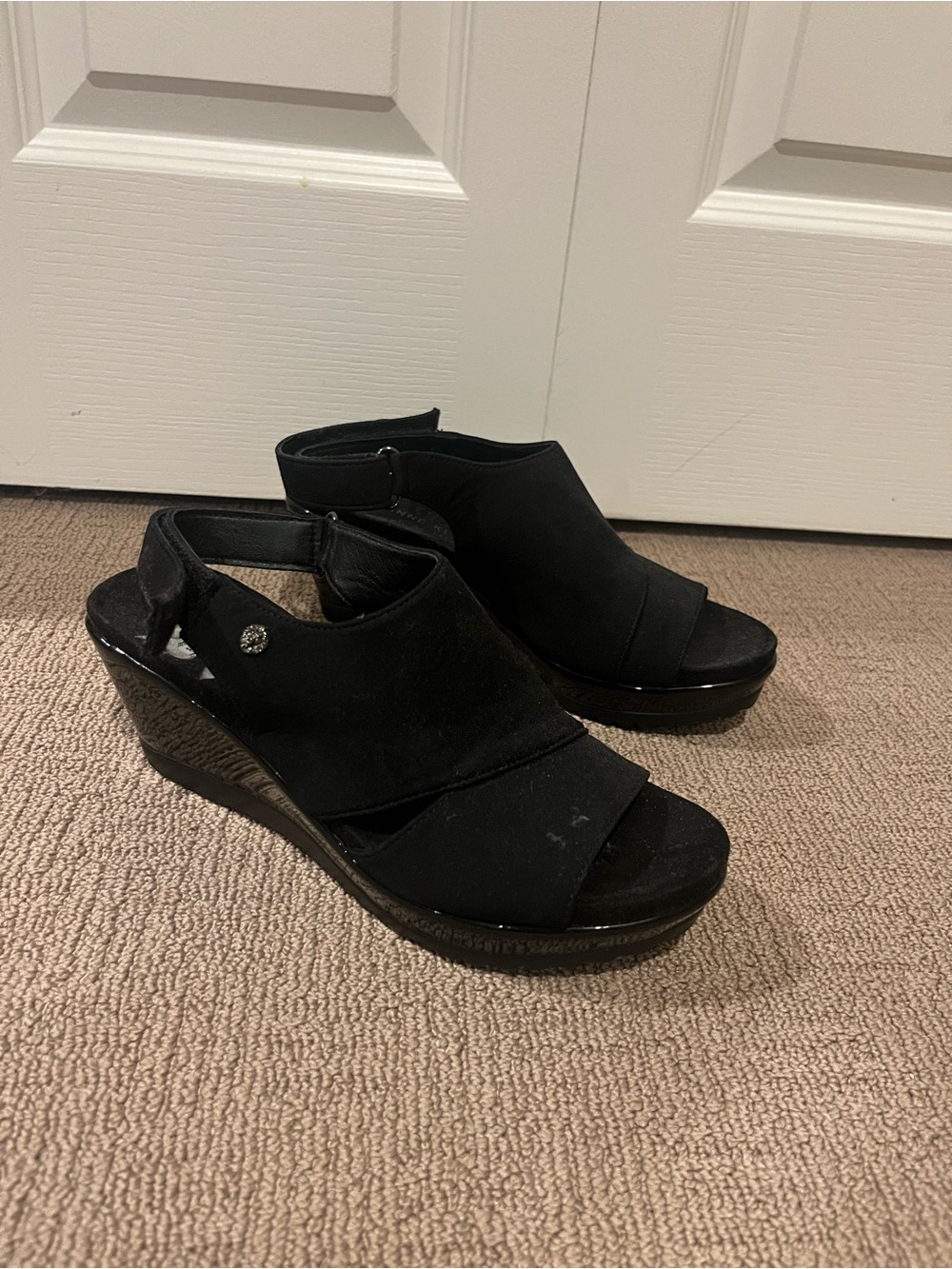 Anna Klein Black Wedge Sandals